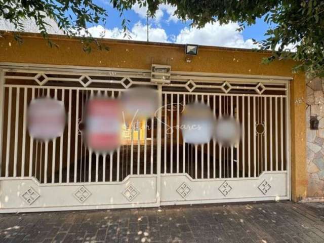 Casa á venda no centro em Birigui, Casa com 3 quartos sendo um deles suíte, com sala de jantar, sala de tv, cozinha, churrasqueira, alarme e garagem