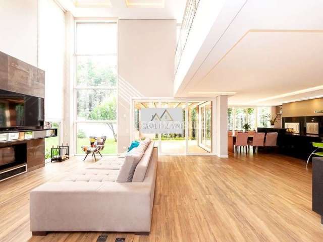 Casa em condomínio fechado com 270 m² privativos e 3 dormitórios sendo 1 suítes em Curitiba/PR