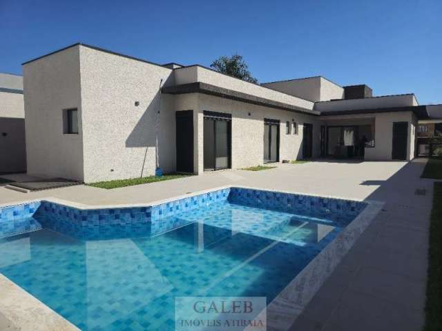 Casa térrea no condomínio figueira gardem em atibaia com 3 suítes e piscina.