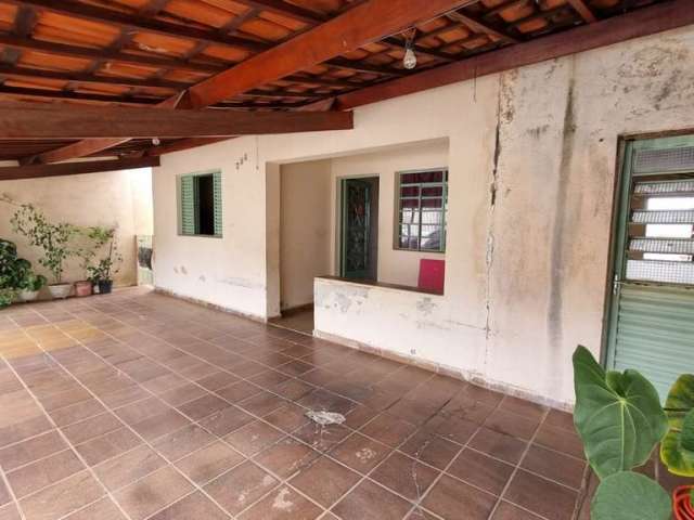 Casa térrea à venda com 300m² de terreno