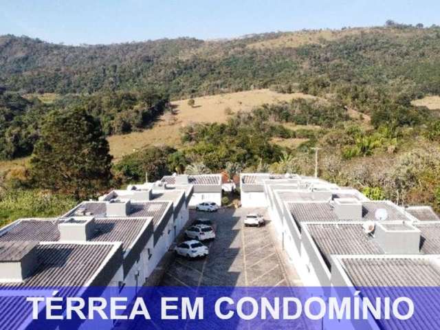 Casa térrea em condomínio com dois quartos, área gourmet, quintal, 2 vagas