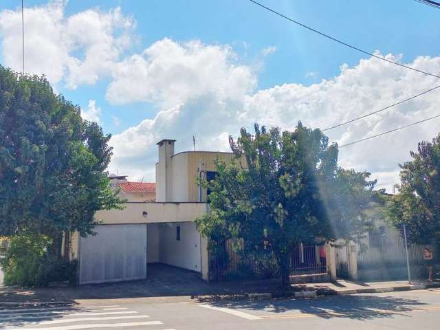 casa em zona mista, 7 salas, 4 banheiros, centro de Atibaia