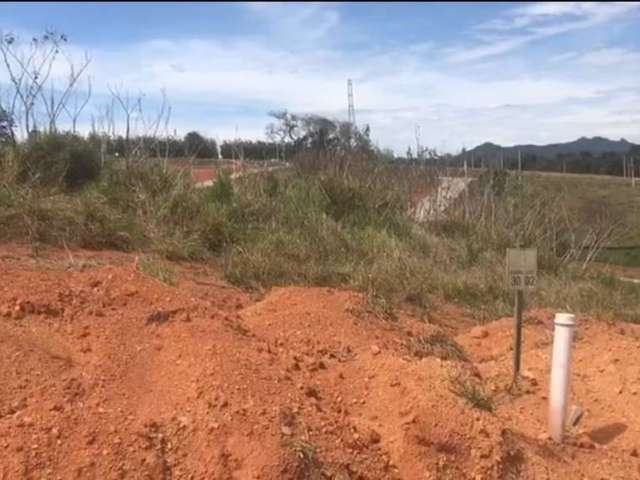 Terreno plano em condomínio