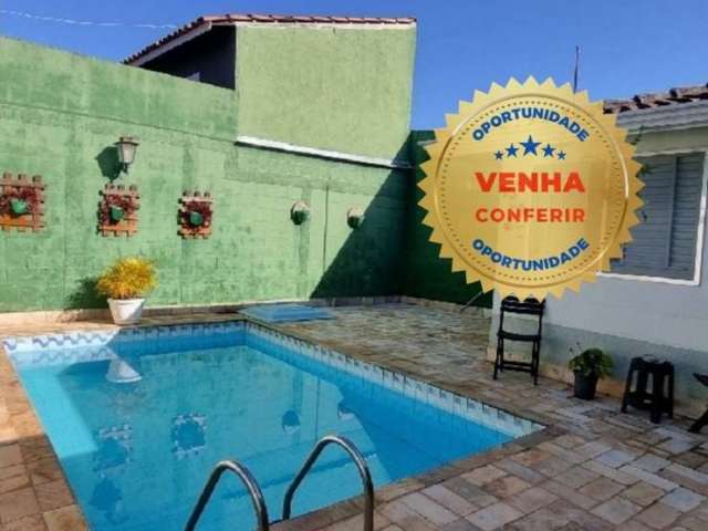 Casa térrea em bairro nobre com piscina