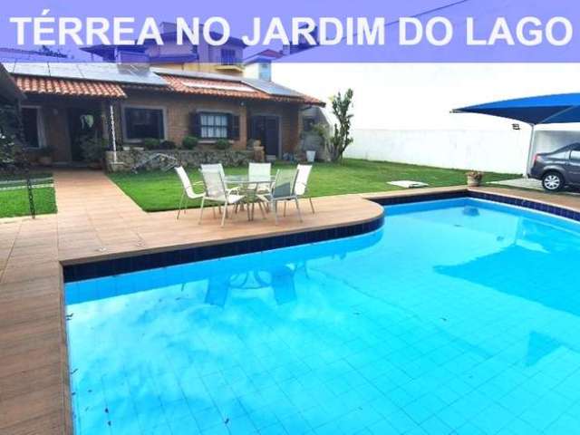 Ampla casa térrea, piscina e super bem localizada!