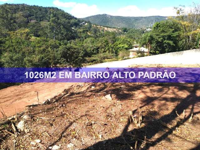 Terreno com vista panorâmica e em rua tranquila