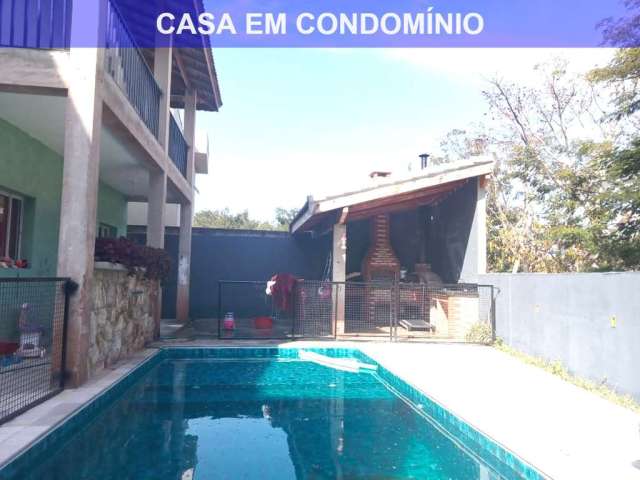 CASA  EM CONDOMÍNIO FECHADO COM 3 DORMITÓRIOS, SENDO 2 SUÍTES, COM 230 m²