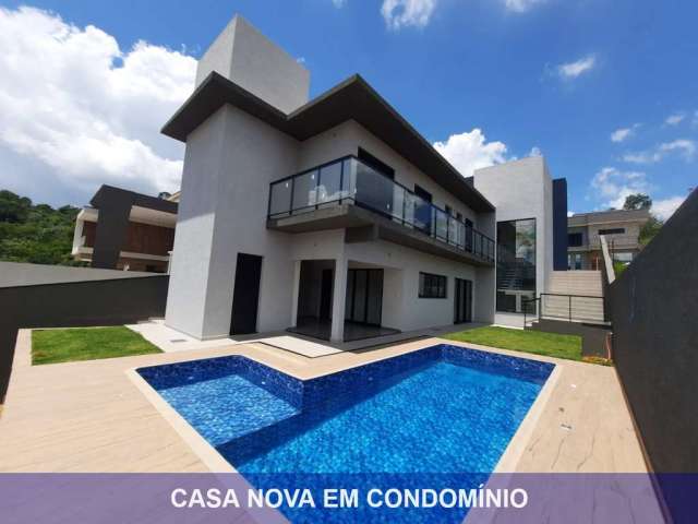 Uma linda casa em condominio com uma sala ampla dois ambientes