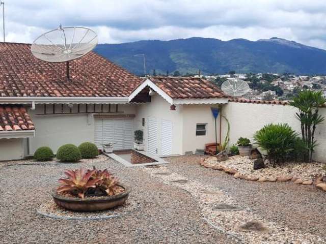 Casa à venda no Jd. do Lago com bastante quintal, 3 quartos