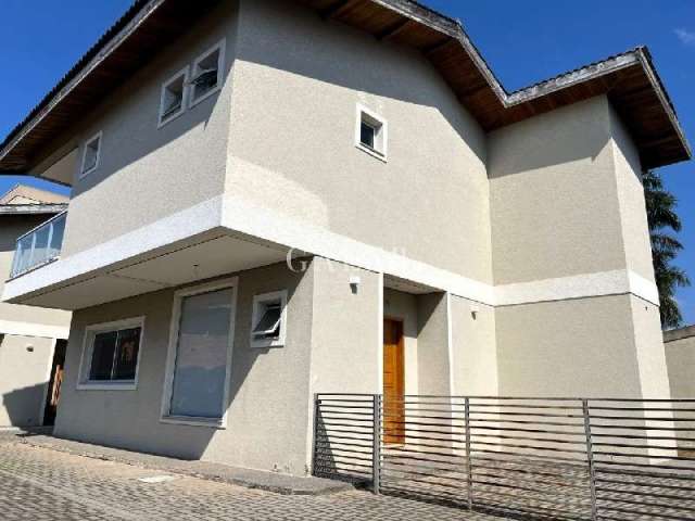 Casa de luxo em condomínio na Vila Petrópolis, Atibaia-SP: 3 quartos, 3 suítes, 2 salas, 4 banheiros, 2 vagas, 128 m².