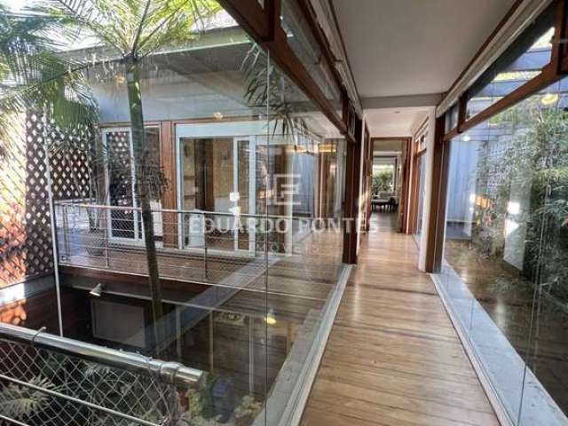 Casa nova com reforma de muito bom gosto com 245.0 m², à venda no bairro Vila Nova Conceição.