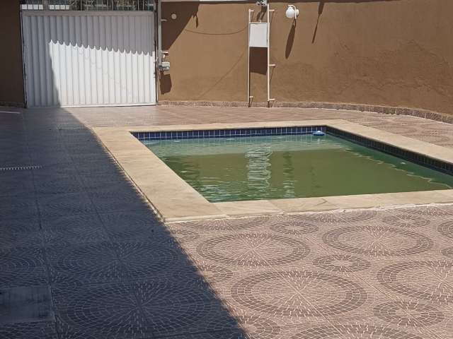 Linda residência triplex com 5 suítes e piscina