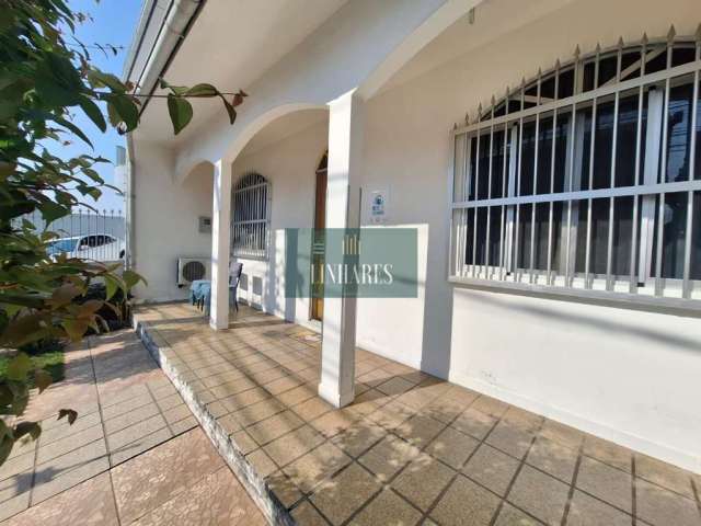 Casa à venda em Barreiros com piscina.