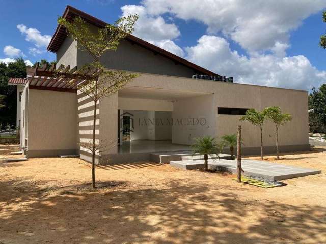 Casa à venda, Aldeia dos Camarás, em condomínio, com 03 suites, lavabo sala com pé direito alto em