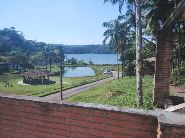 Chácara com terreno de 25.000 metros quadrados de área. com casa principal de 03 dormitórios sendo uma suíte, casa de caseiro, casa de hóspedes, salão de festa e ou comércio com todos os equipamentos