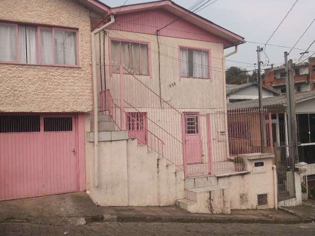 Gazola vende casa mista com duas moradias sendo piso superior três dormitórios,sala dois ambientes cozinha, lavanderia e banheiro, com pátio atrás, e piso inferior dois dormitórios, sala, cozinha, ban