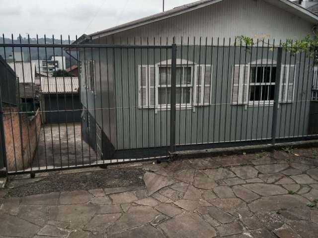 Gazola vende ótima casa mista com dois pavimentos e duas moradias com terreno 12 x 30 ou 360 m2,