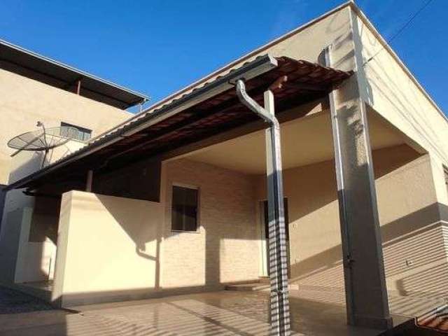 Casa Bairro Bethânia, 2 qts/suíte, 140 m², 3 vgs garagem, Quintal, Jardim. Excelente localização