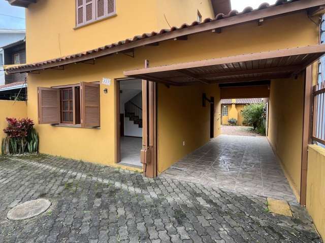 Casa com piscina em rua tranquila