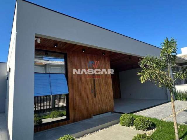 Casa de Alto Padrão com 3 Dormitórios, 1 Suíte e Piscina à Venda - Pedra Branca, Palhoça/SC