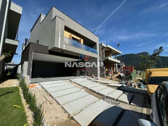 Casa Duplex de Alto Padrão com 3 Suítes e Piscina à Venda - Condomínio Reserva da Pedra, Pedra Branca, Palhoça/SC