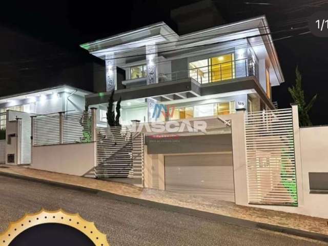 Mansão Triplex com 4 Suítes e Piscina à Venda em Pedra Branca, Palhoça, 600m²