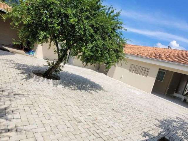 Casa à venda com ótima localização; 1 suíte + 2 dormitórios; com amplo quintal.