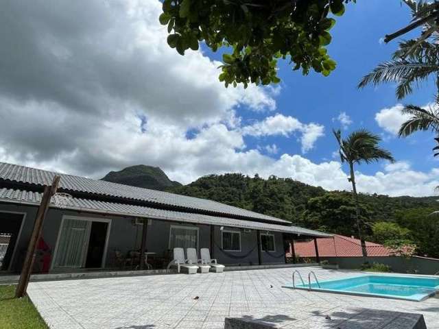 Linda casa com piscina e mais de 1000m2 de terreno na Ilha da Figueira