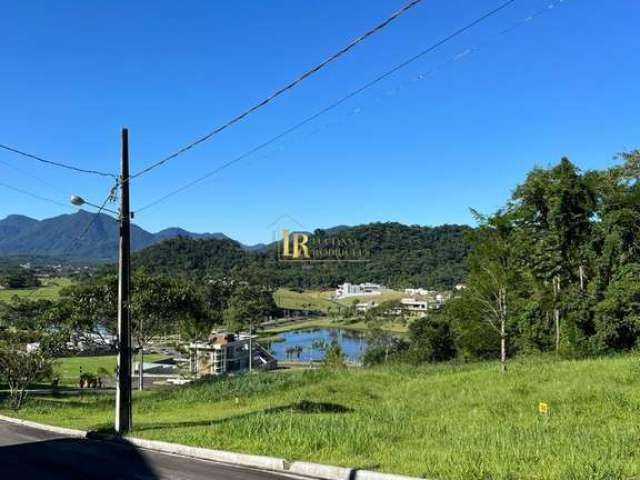 Amplo terreno em condomínio fechado!