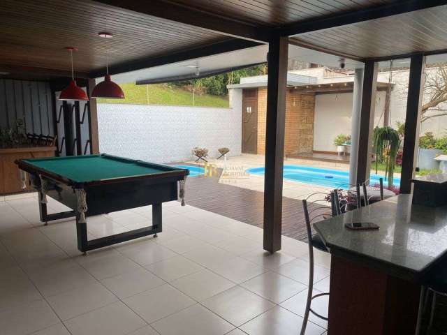 Ampla casa com área de festa e piscina