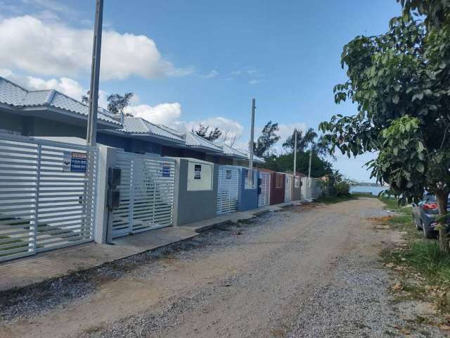 Casa à venda em Balneário São Pedro ao lado da lagoa.