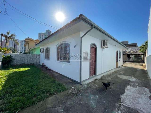 Casa em condomínio fechado com 3 quartos à venda na Buriti, --, Parque São Jorge, Florianópolis por R$ 1.300.000