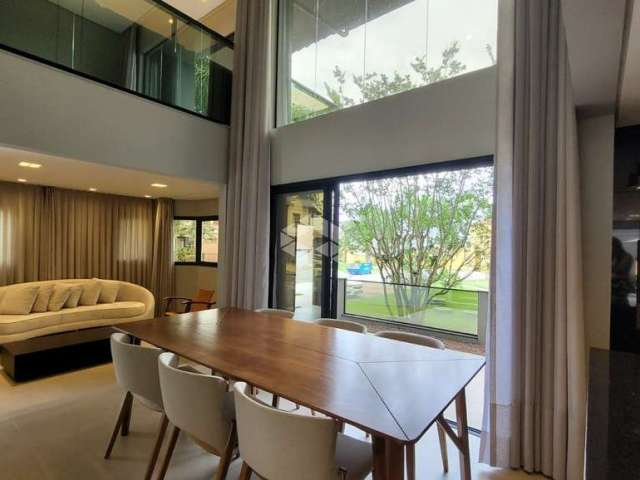 Casa alto padrão em condomínio fechado com 4 quartos, sendo 1 suíte, academia, piscina, espaço gourmet!