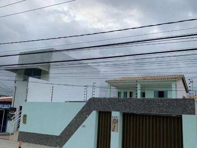 Casa com piscina à venda na Coroa do Meio. 3 suítes. 2 salas locadas.