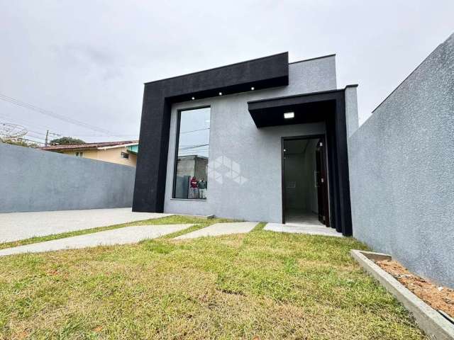 Casa dois dormitórios, sendo uma suíte, Sala e cozinha ampla.