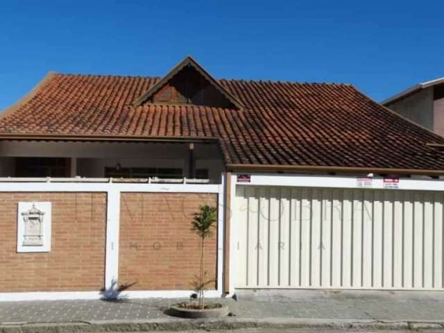 Casa com 3 quartos à venda na Avenida Doutor Rômulo Cardillo, 115, João Pinheiro, Poços de Caldas, 240 m2 por R$ 899.000