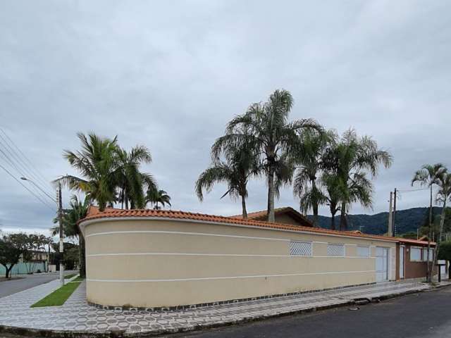 Linda casa, bem localizada de esquina perto da praia