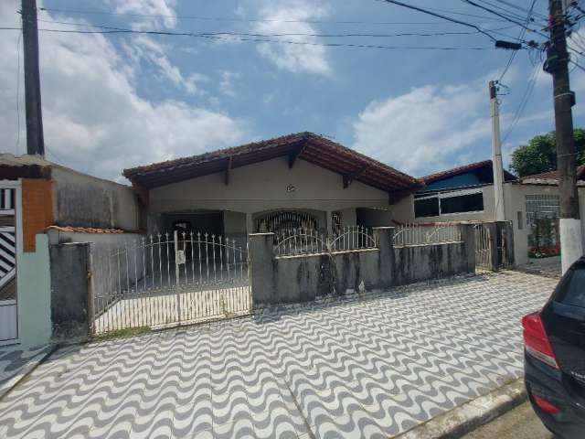 Excelente casa, ampla, perto da praia, bem localizada