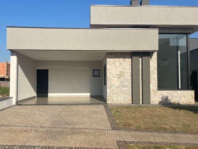 Linda casa térrea com piscina, móveis Planejados em todos os quartos e cozinha e ar condicionado em todos os ambientes