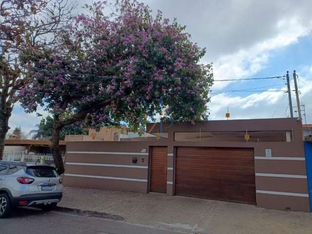 - Linda casa na melhor localização do Jardim Satélite com 4 dormitórios sendo 3 suítes – 300mts de terreno – 220mts de área construída