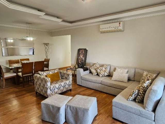 Lindo apartamento, com suíte, armários planejados e ar condicionado - Ótima localização,  com variedade de comércios