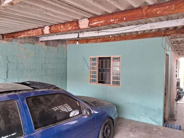 Casa com lavanderia e quintal nos fundos - Próximos de comércios - Oportunidade  no bairro Santa Maria