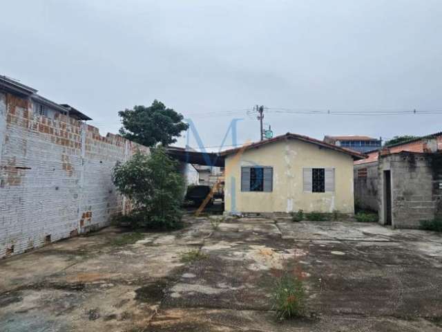 Casa com um quintal amplo no fundo e 5 vagas de garagem - Jardim Imperial