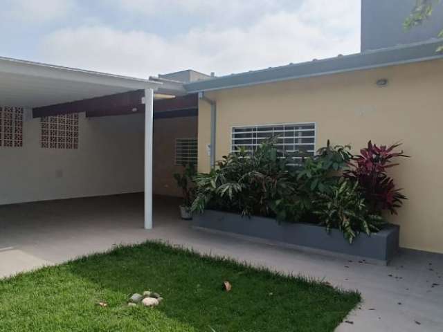 - Linda casa na melhor localização do Jardim Satélite com 3 dormitórios sendo 1 suíte - 300mts de terreno  - com jardim