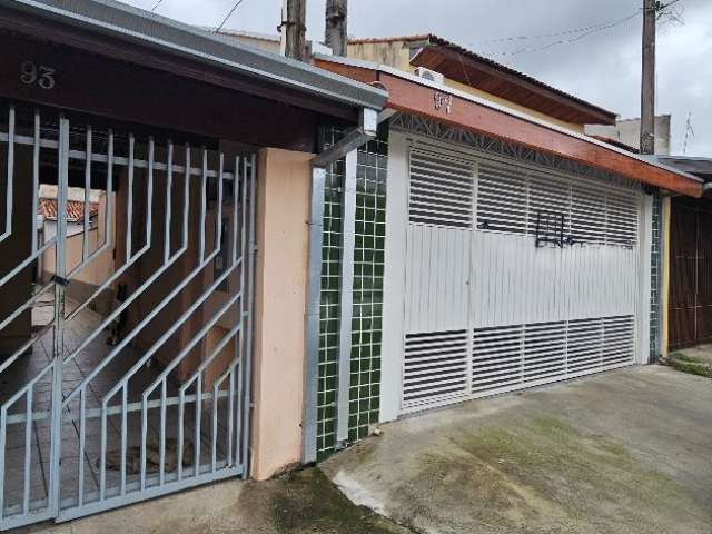 Linda casa recém reformada, cômodos espaçosos, piso em porcelanato, rua tranquilo, ótima localização do bairro Jardim Portugal.