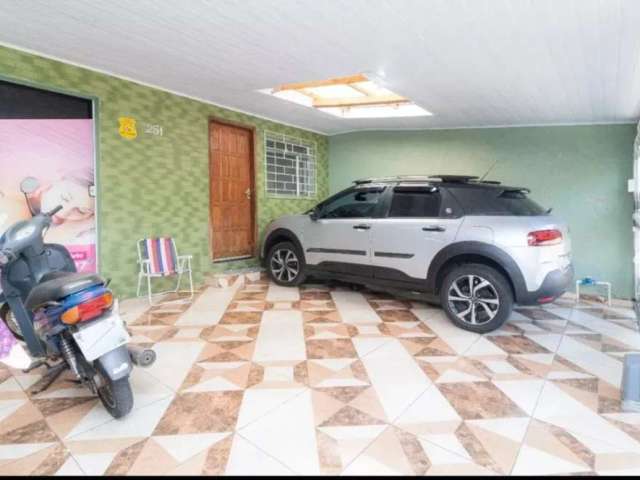 Casa com 3 dormitórios sendo 1 suíte e 3 vagas de garagem no Bairro Tatuquara em Curitiba