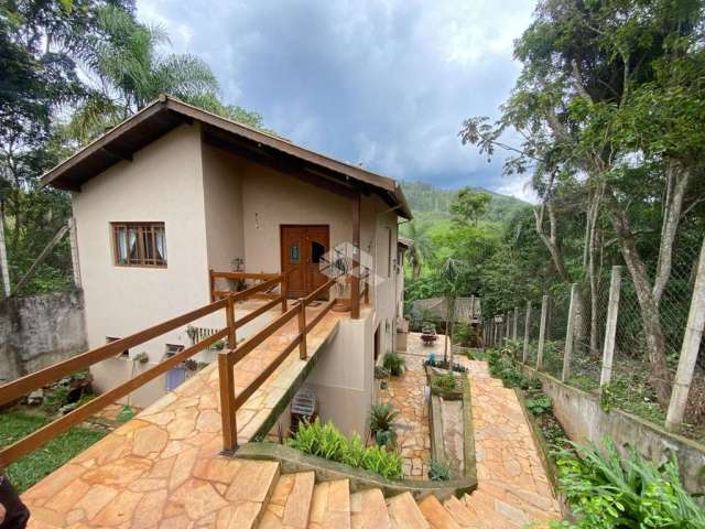 Sobrado com 03 pavimentos, 03 dormitórios, 839,90m² de terreno, a venda por R$ 900.000,00 - Estancia da Serra - Mairiporã-SP