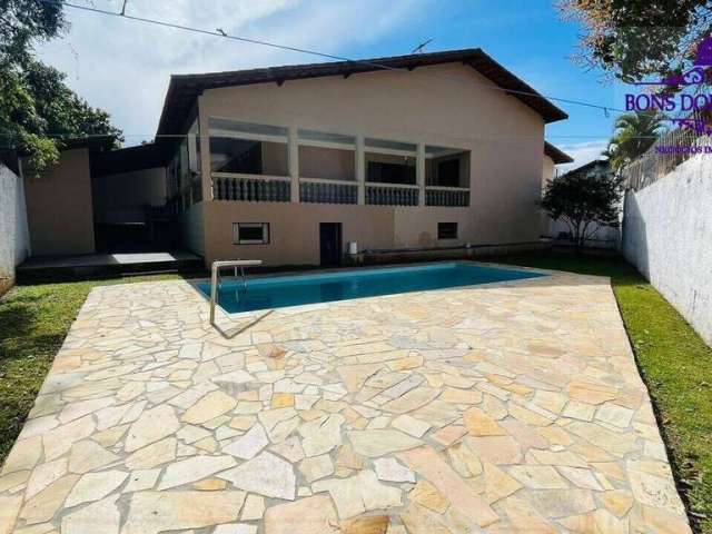 Belíssima Casa térrea com piscina, uma linda varanda lateral e vista para a área de preservação permanente.