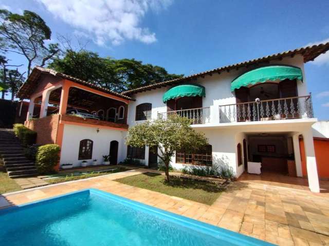 Casa maravilhosa, em dois lotes e meio, com piscina e abaixo do valor de mercado.