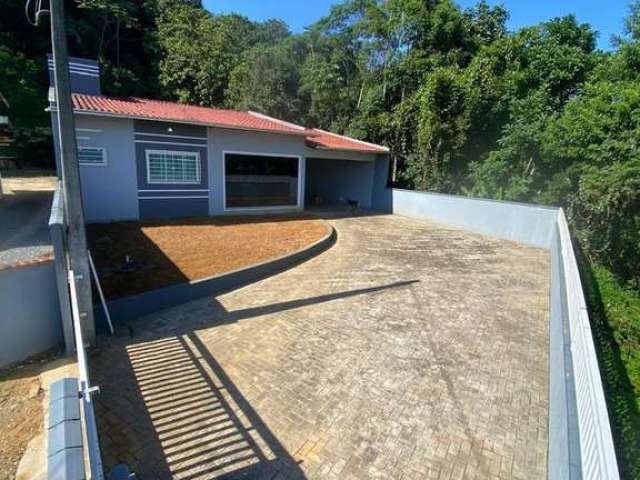 Casa com 315m² e campo de futebol